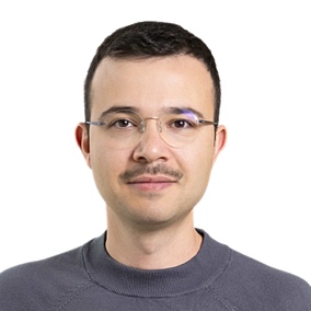 A person with short hair wearing glasses

AI-generated content may be incorrect.